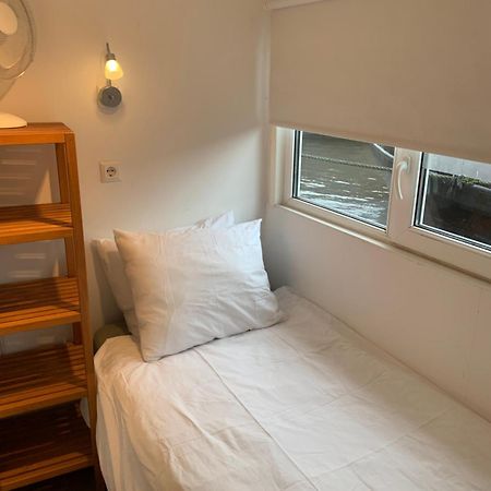 Tiny Houseboat B&B On The Amstel River Amsterdam Exterior photo