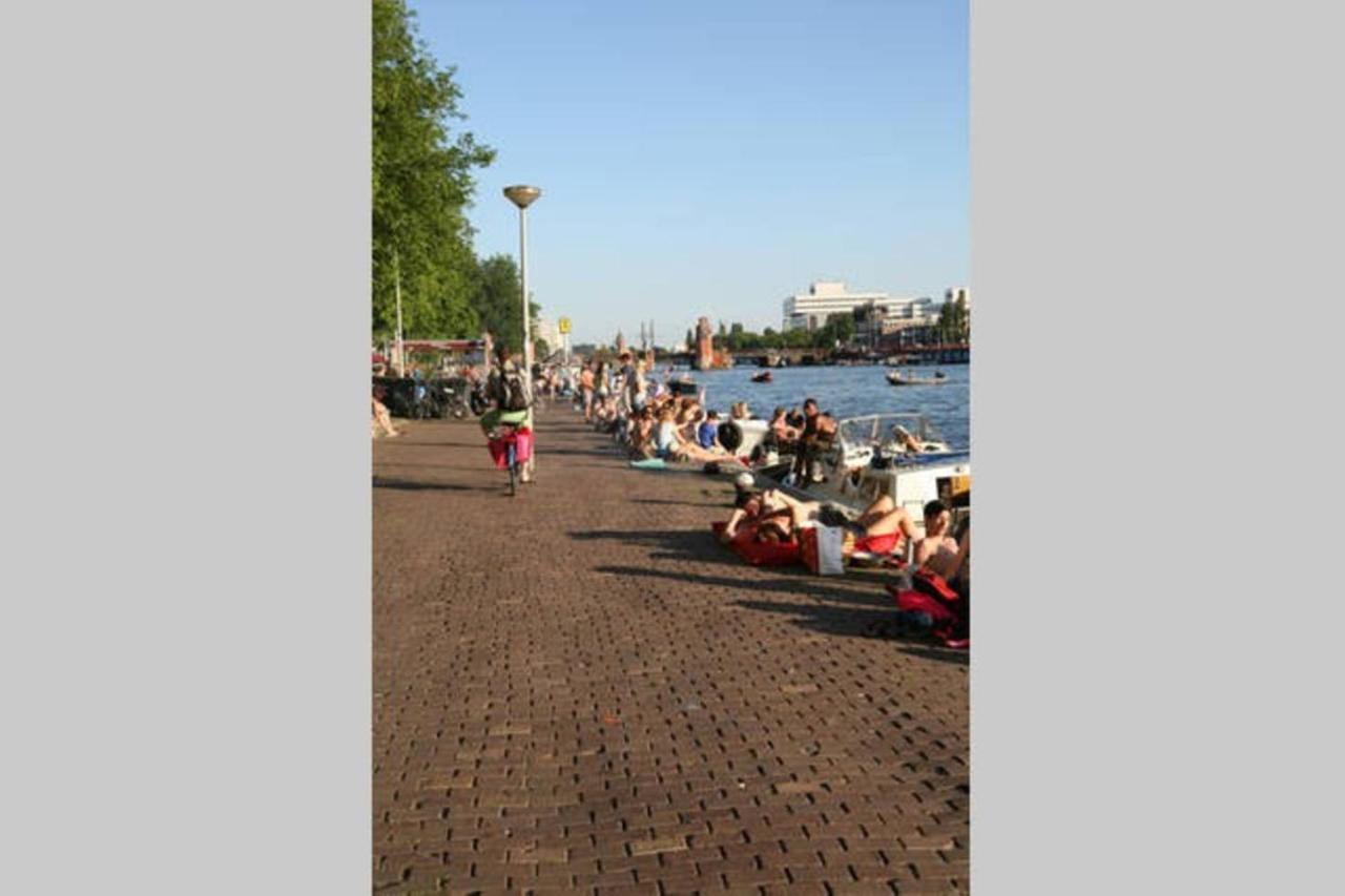 Tiny Houseboat B&B On The Amstel River Amsterdam Exterior photo